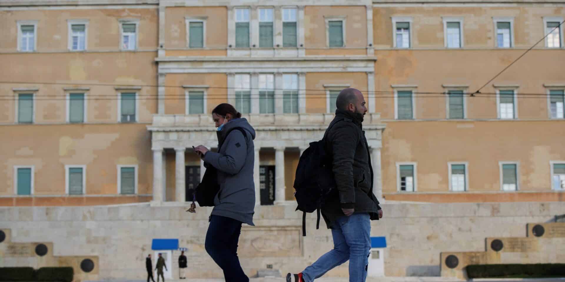 Άνθρωποι περπατούν μπροστά από την Βουλή / Φωτογραφία: Eurokinissi