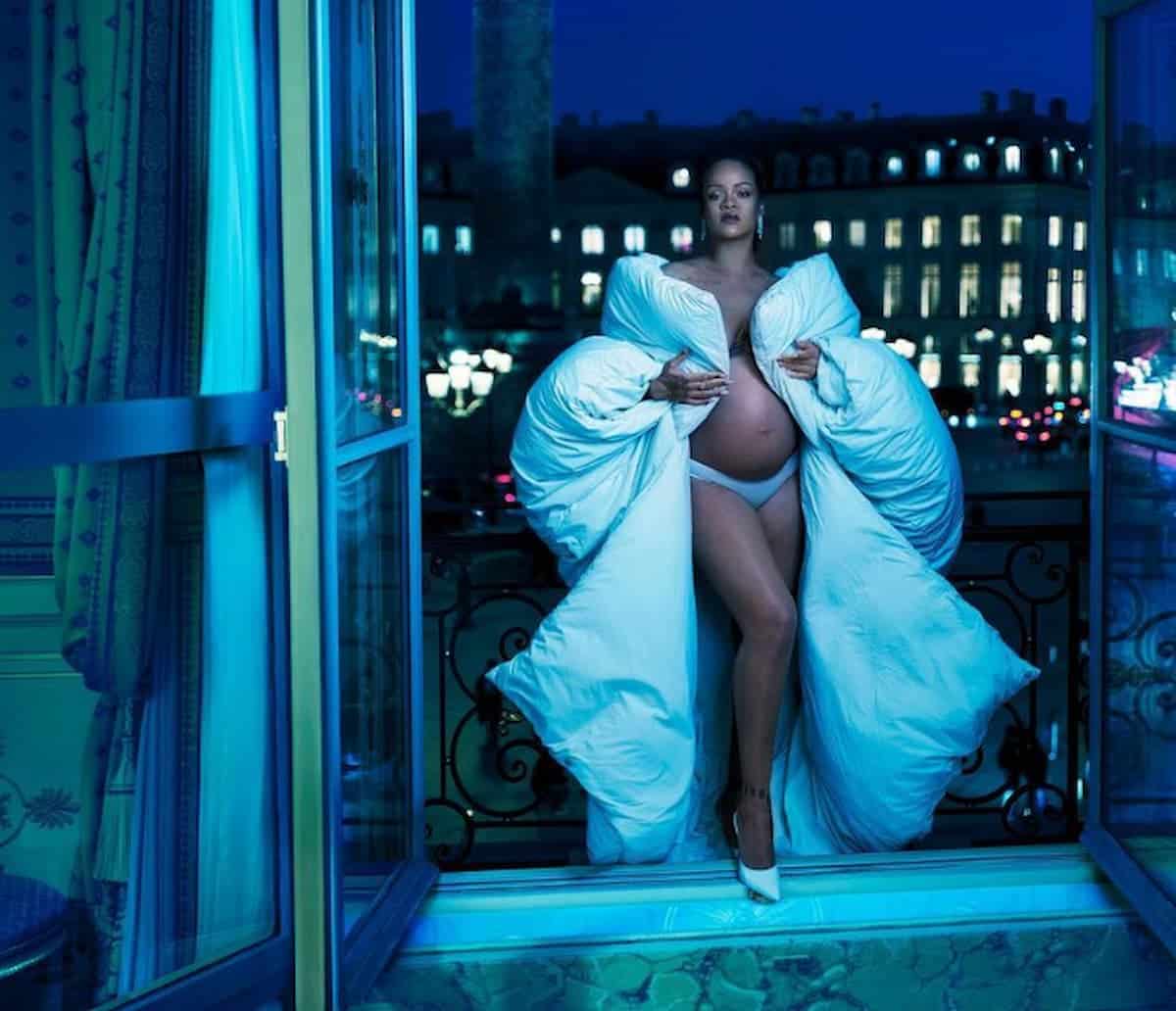Η Ριάνα φωτογραφίζεται ημίγυμνη για την Vogue - Η πιο ακομπλεξάριστη φωτογράφισή της (εικόνες & βίντεο)