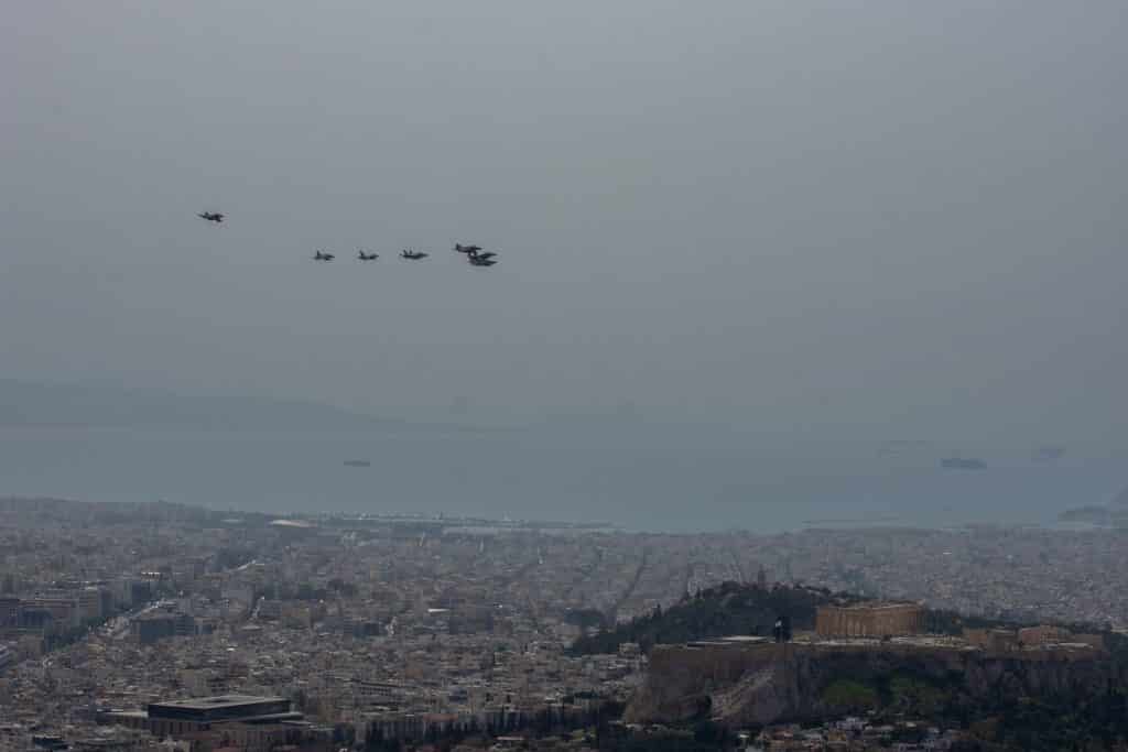 Συμβολική πτήση σχηματισμού μαχητικών αεροσκαφών και ελικοπτέρων του ΝΑΤΟ πάνω από την Ακρόπολη