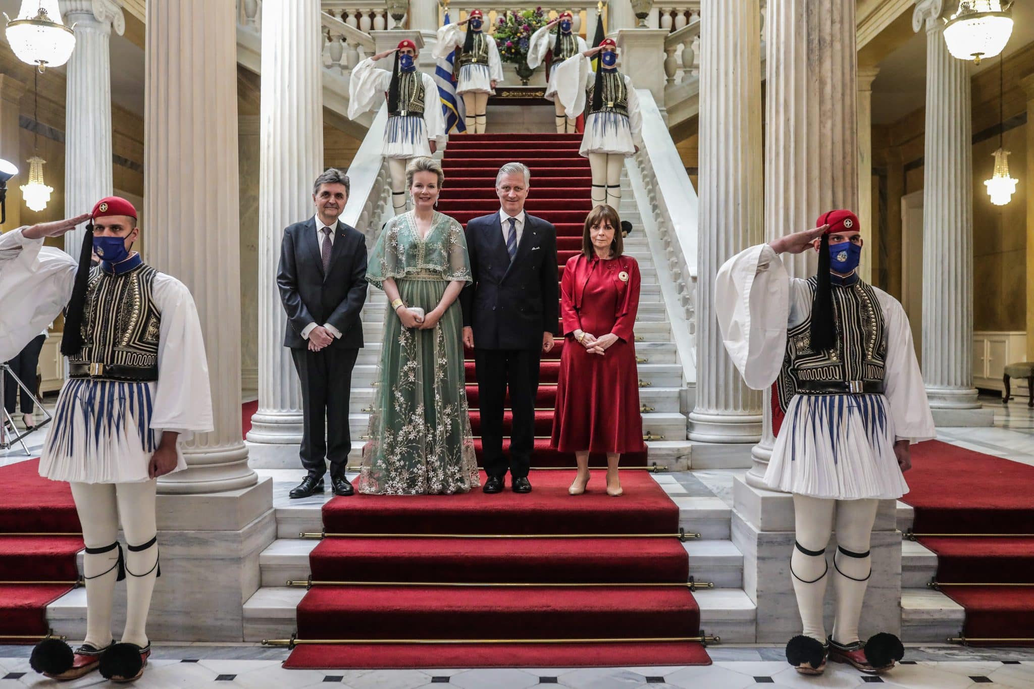 Η βασίλισσα Ματθίλδη του Βελγίου με φόρεμα του ελληνικού οίκου Costarellos στο δείπνο με την ΠτΔ (εικόνες)