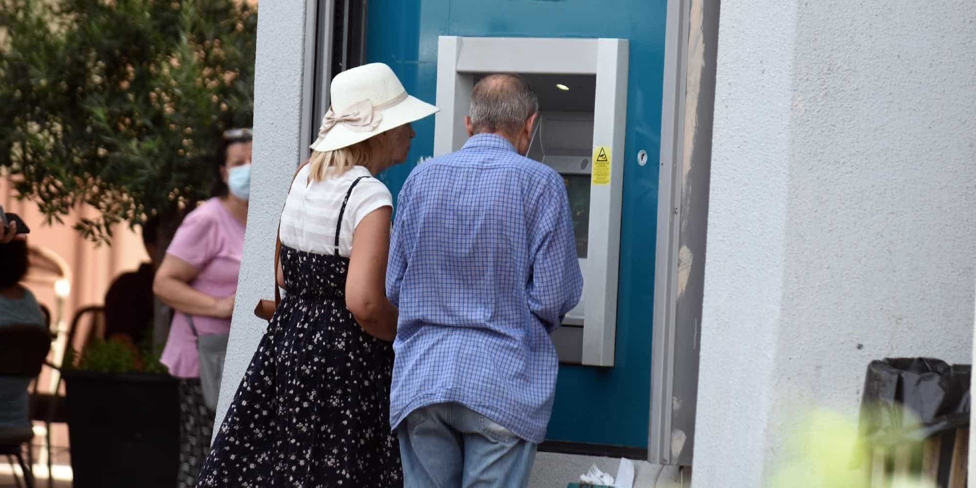 Πολίτες σηκώνουν χρήματα από ATM - Επικουρικές συντάξεις