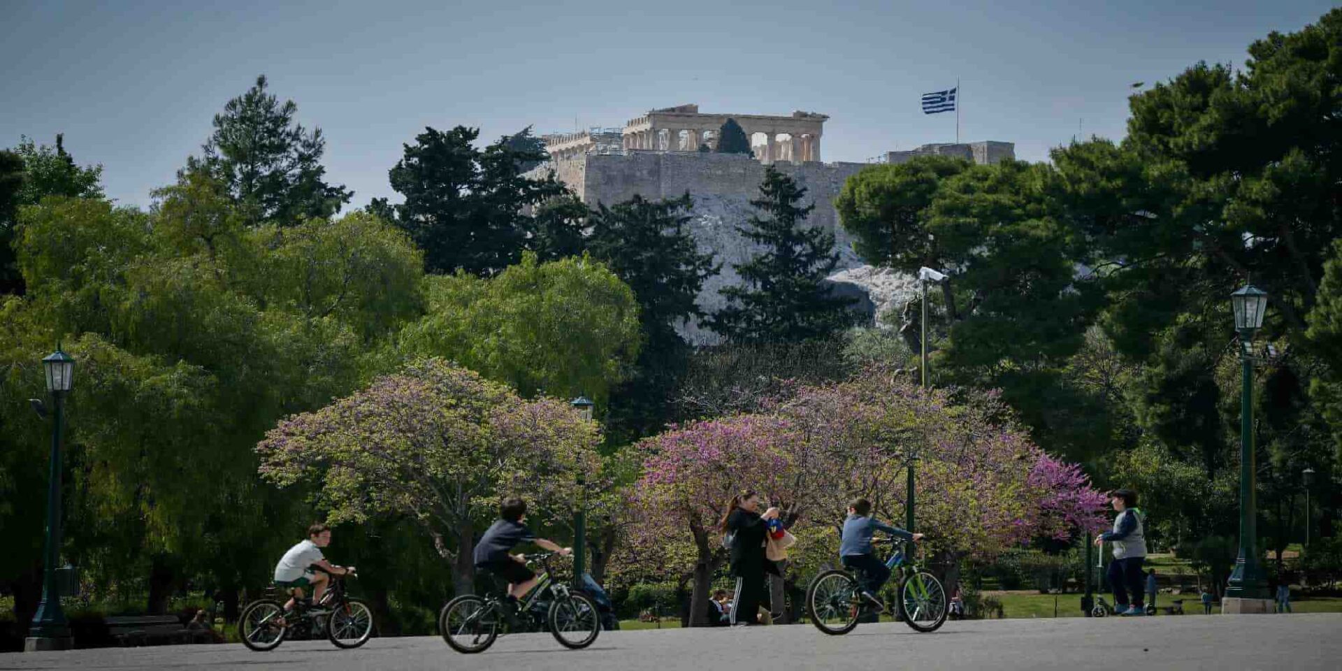 Παιδιά με ποδήλατα στο Ζάππειο με θέα την Ακρόπολη