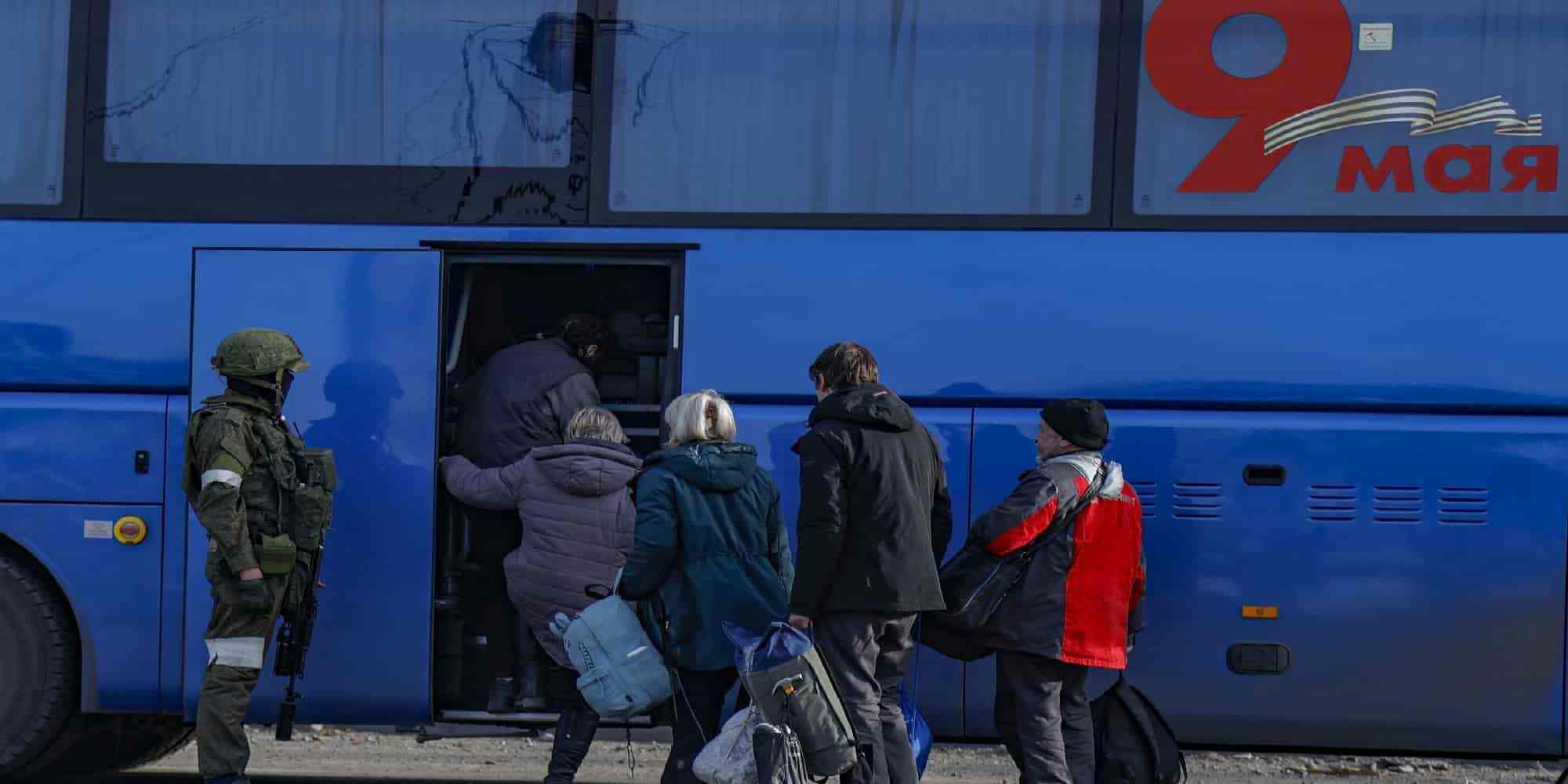 Ρώσοι στρατιώτες ελέγχουν την επιβίβαση αμάχων σε λεωφορείο που απομακρύνθηκαν από το Αζοφστάλ στην Ουκρανία