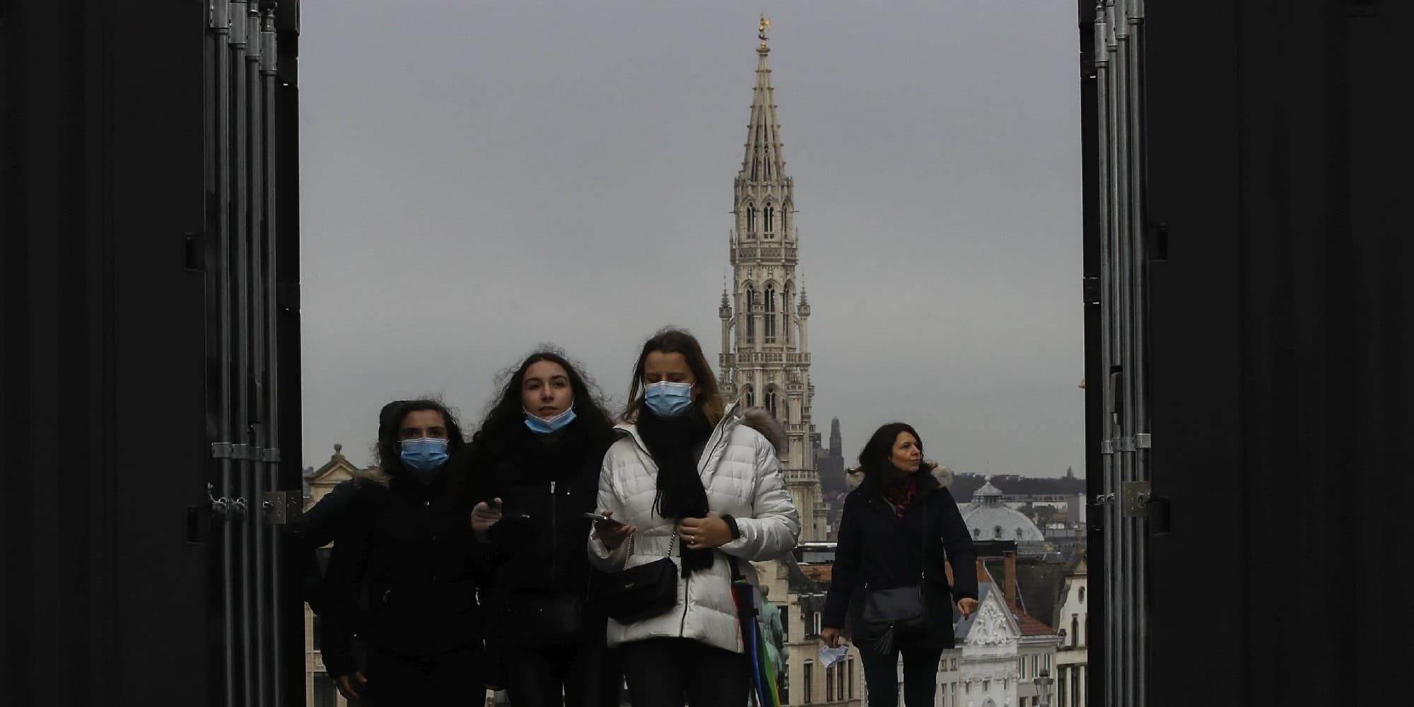 Μια ομάδα πολιτών περπατά στις Βρυξέλλες φορώντας μάσκες - πανδημία