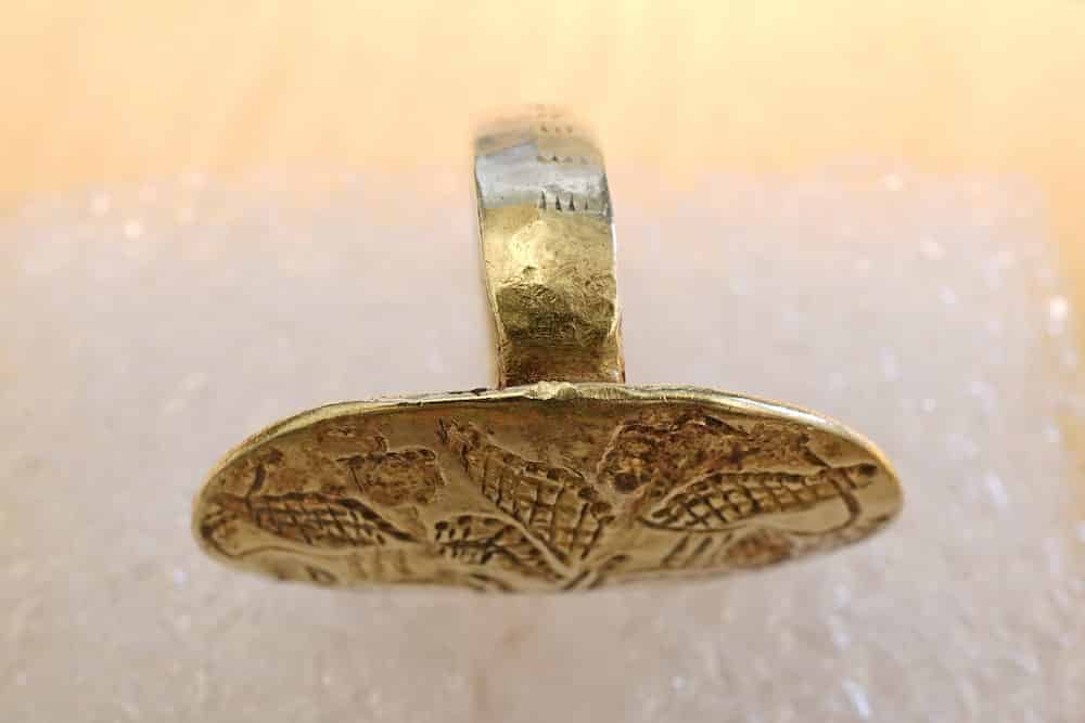 Χρυσό μυκηναϊκό δαχτυλίδι επιστράφηκε μετά από σχεδόν 80 χρόνια στην Ελλάδα από το Ίδρυμα Nobel (εικόνα)