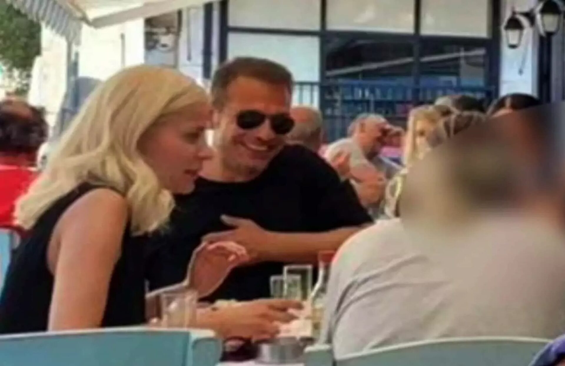 Ο Ντέμης Νικολαΐδης με την ξανθιά καλλονή