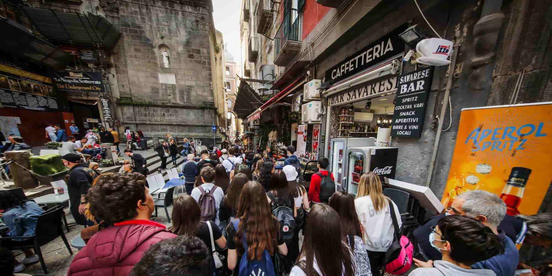 Κόσμος στο ιστορικό κέντρο στην Νάπολη