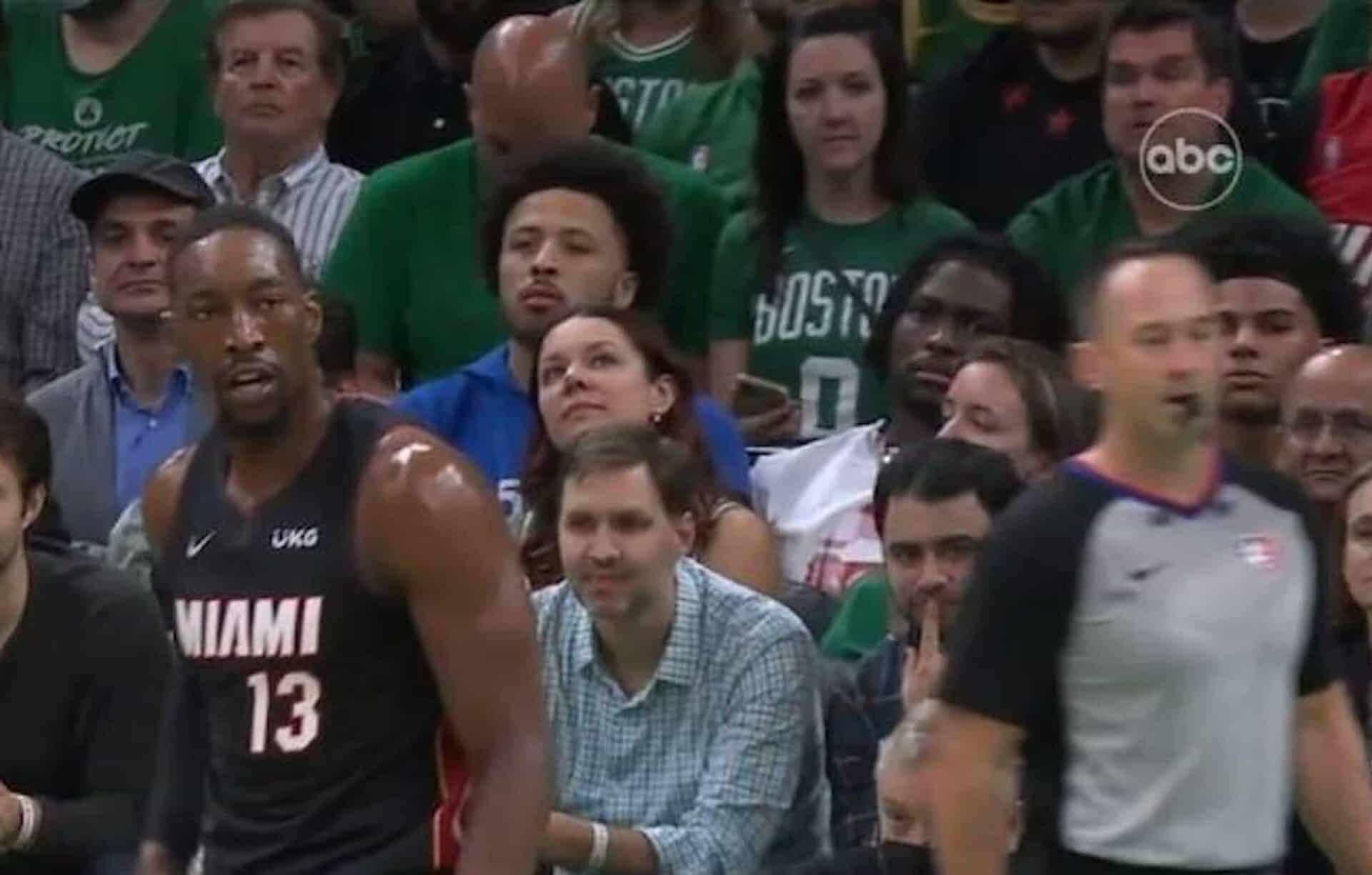 Ο Κυριάκος Μητσοτάκης βλέπει ματς στο NBA