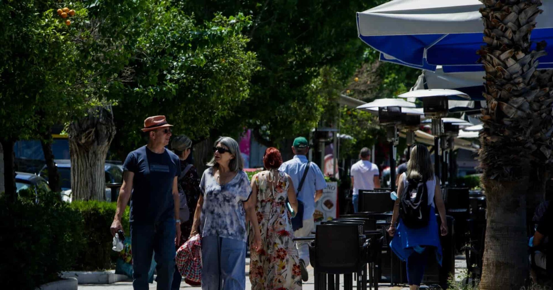 Κόσμος περπατάει στον Πειραιά
