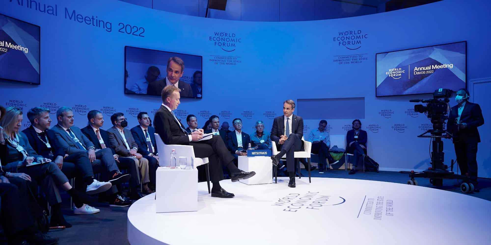 Ο Κυριάκος Μητσοτάκης  σε συζήτηση με τον πρόεδρο του Παγκόσμιου Οικονομικού Φόρουμ