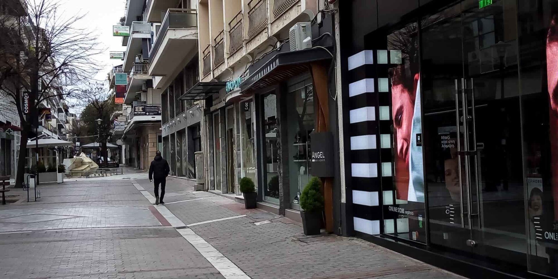 Ένας πολίτης περπατάει στο κέντρο της Λάρισας