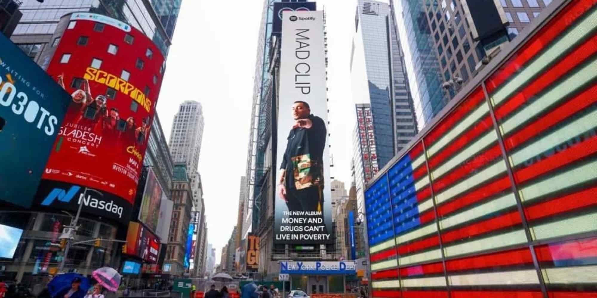 Σε billboard στην Times Square για το «Money And Drugs Can’t Live In Poverty» ο Mad Clip