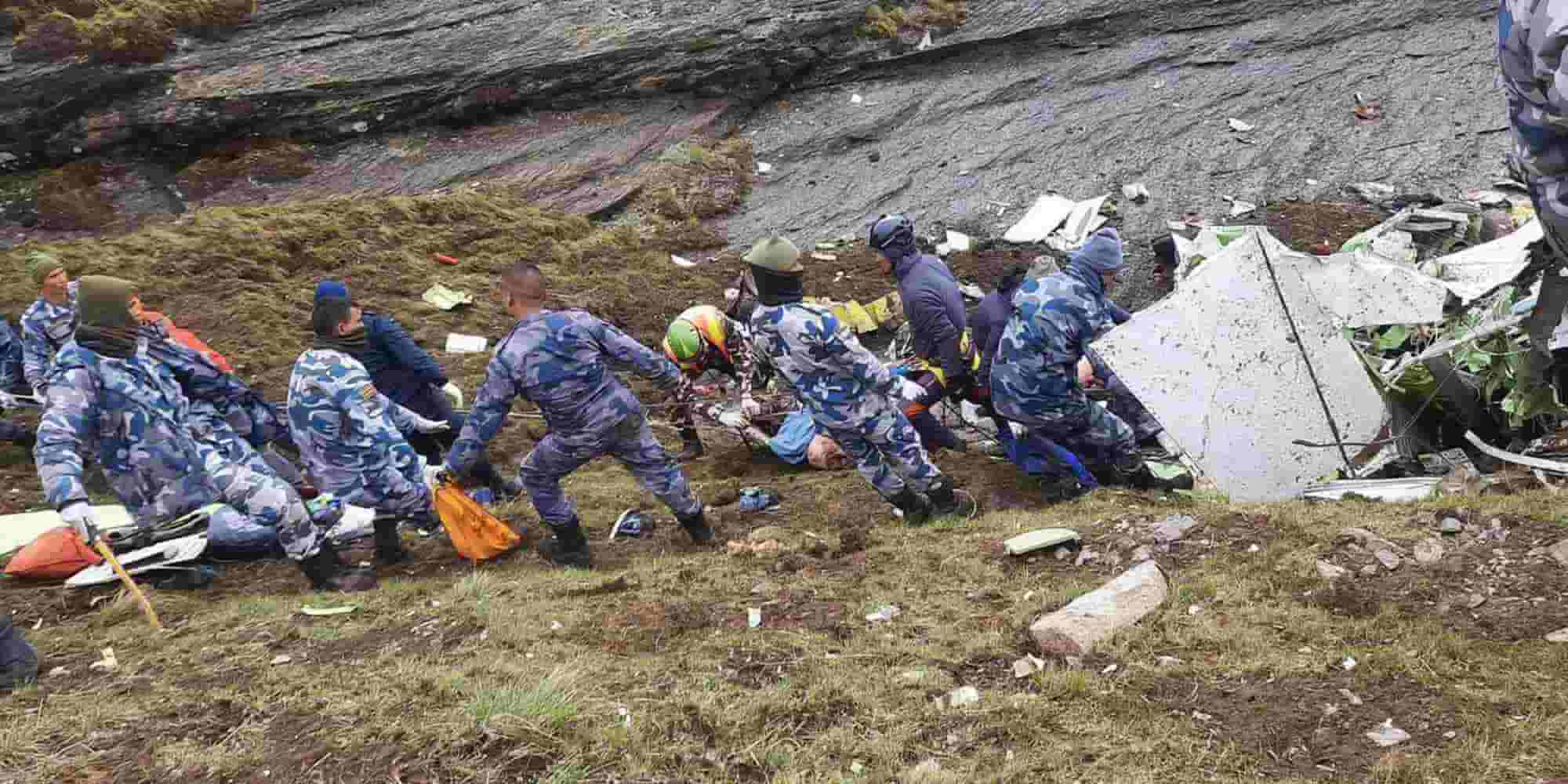 Mέλη της ομάδας διάσωσης του Νεπάλ συλλέγουν τα πτώματα των θυμάτων στο σημείο της συντριβής του αεροσκάφους της Tara Air
