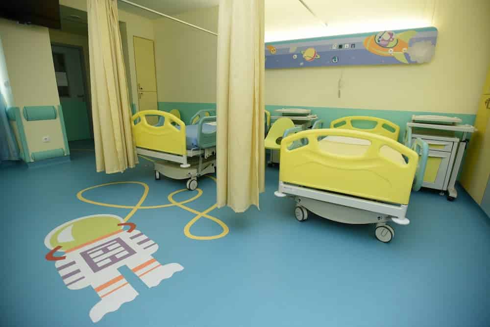 Nosokomeia 24 5 22 - Τα ανακαινισμένα παιδιατρικά νοσοκομεία μέσα από τα μάτια των παιδιών – Διαδικτυακή ξενάγηση στις σύγχρονες εγκαταστάσεις που παρέδωσε ο ΟΠΑΠ