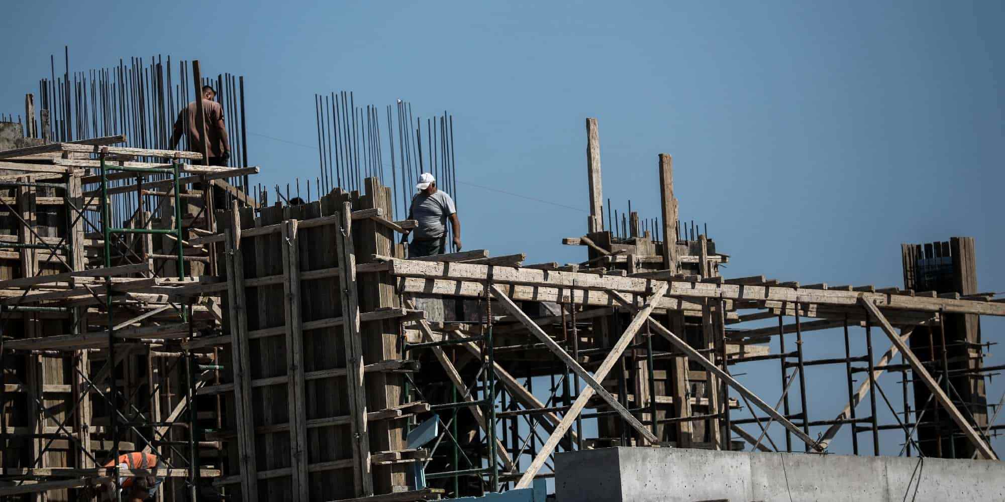 Εργάτες σε οικοδομή - Νέος Οικοδομικός Κανονισμός