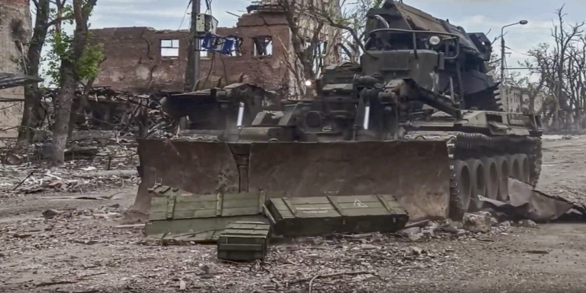 Ρωσικό στρατιωτικό φορτηγό σε δράση στο εργοστάσιο χάλυβα Azovstal στη Μαριούπολη της Ουκρανίας