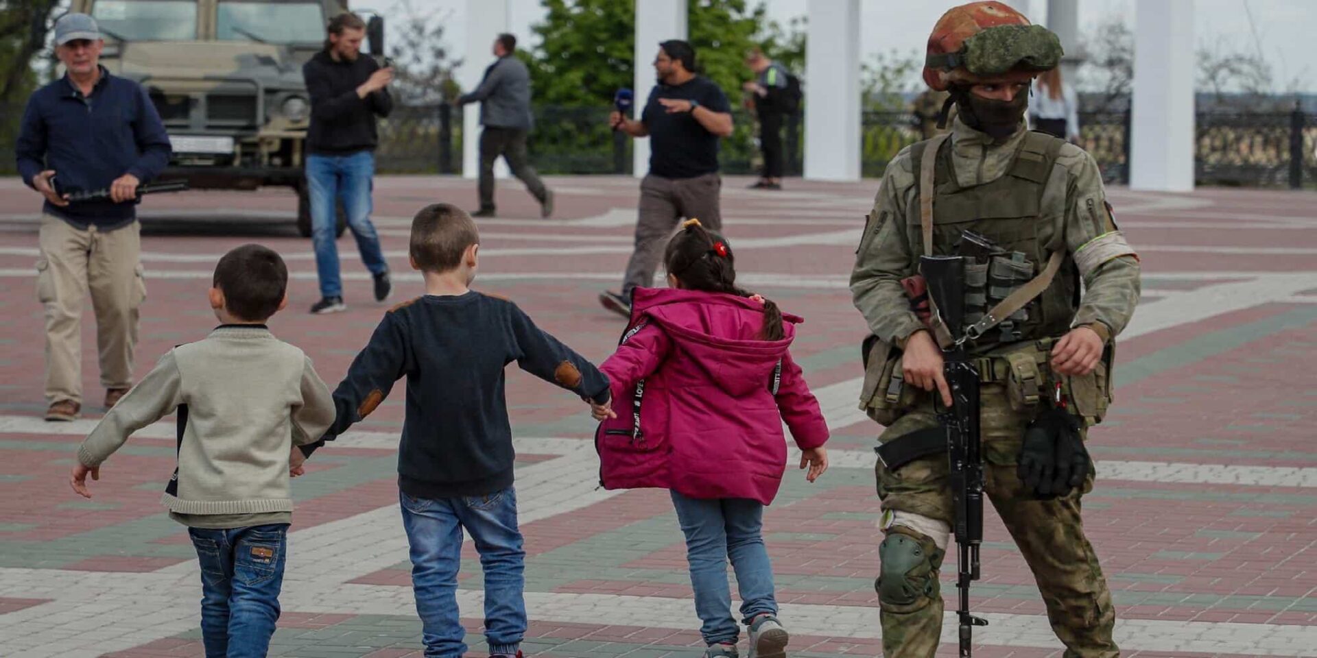 Άμαχοι και ένας στρατιώτης στην Ουκρανία