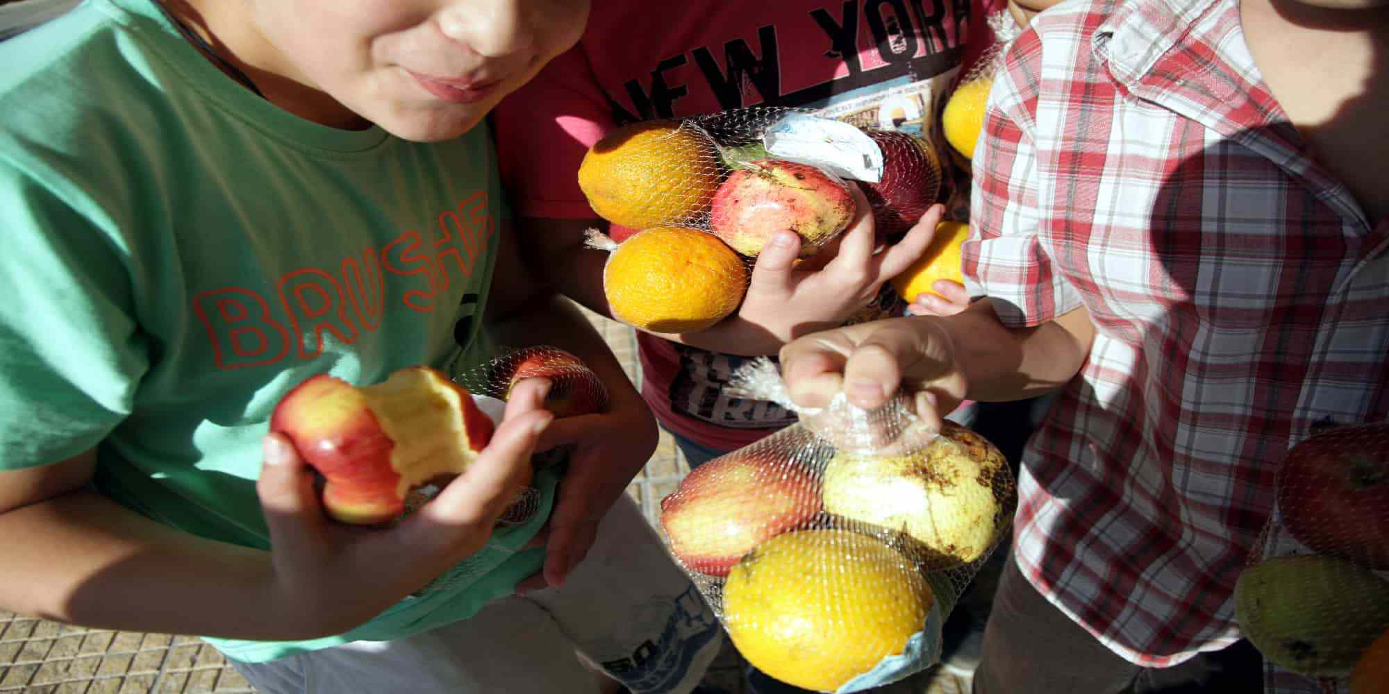 Παιδιά με φρούτα στα χέρια