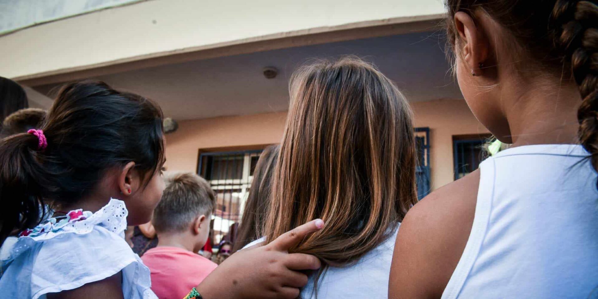 Παιδιά σε αυλή σχολείου