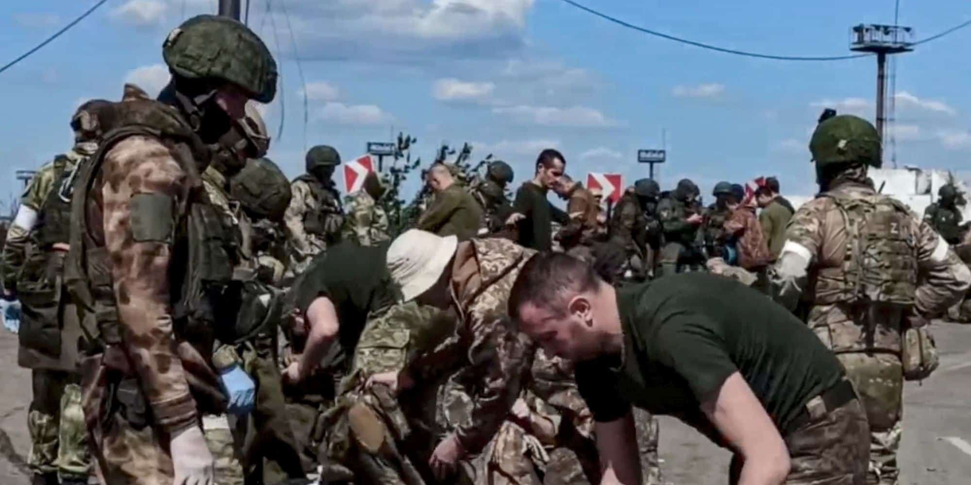 Ρώσοι στρατιώτες ψάχνουν Ουκρανούς στρατιώτες που απομακρύνθηκαν από το πολιορκημένο εργοστάσιο χάλυβα Azovstal στην Μαριούπολη της Ουκρανίας