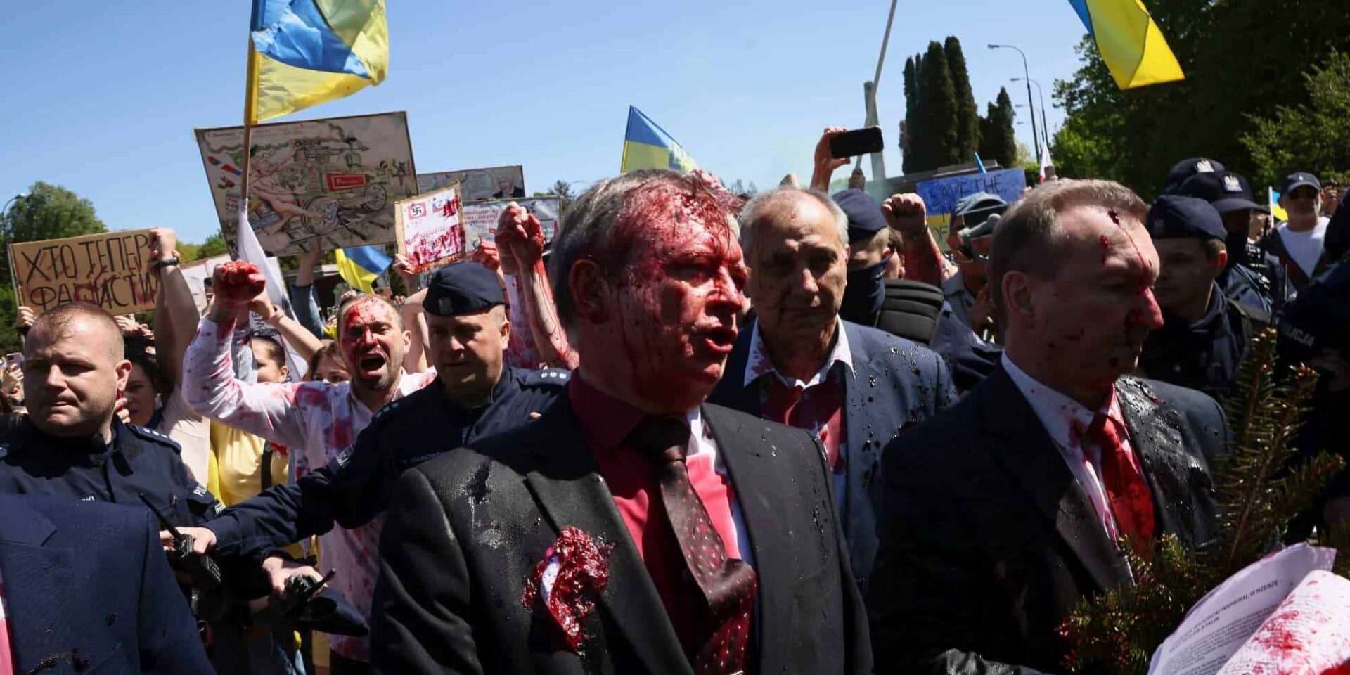 Ο Ρώσος πρέσβης στην Πολωνία Σεργκέι Αντρέιεφ με κόκκινο σιρόπι