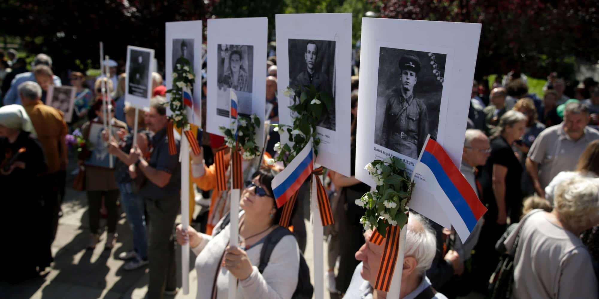 Πολίτες στη Σερβία κρατούν πορτρέτα των συγγενών τους, που συμμετείχαν στον Β' Παγκόσμιο Πόλεμο