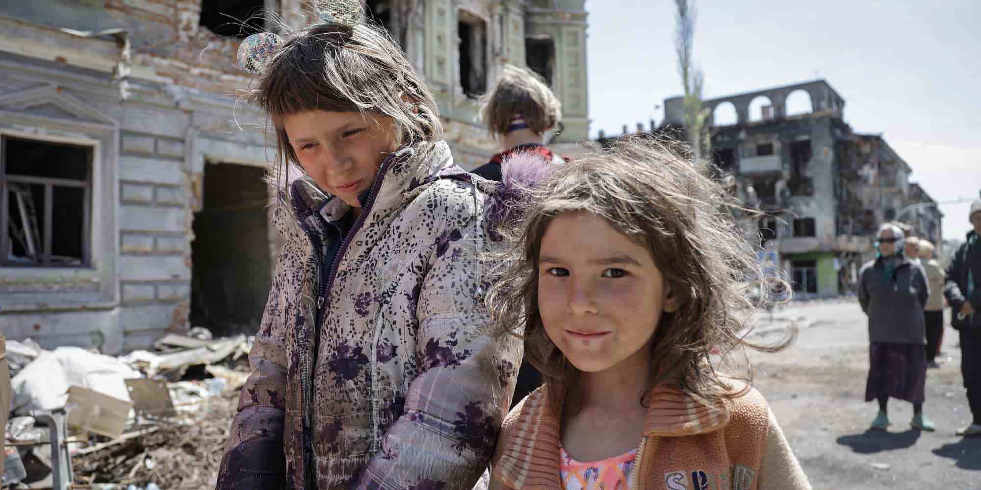 Παιδιά περπατούν στην Μαριούπολη στην Ουκρανία