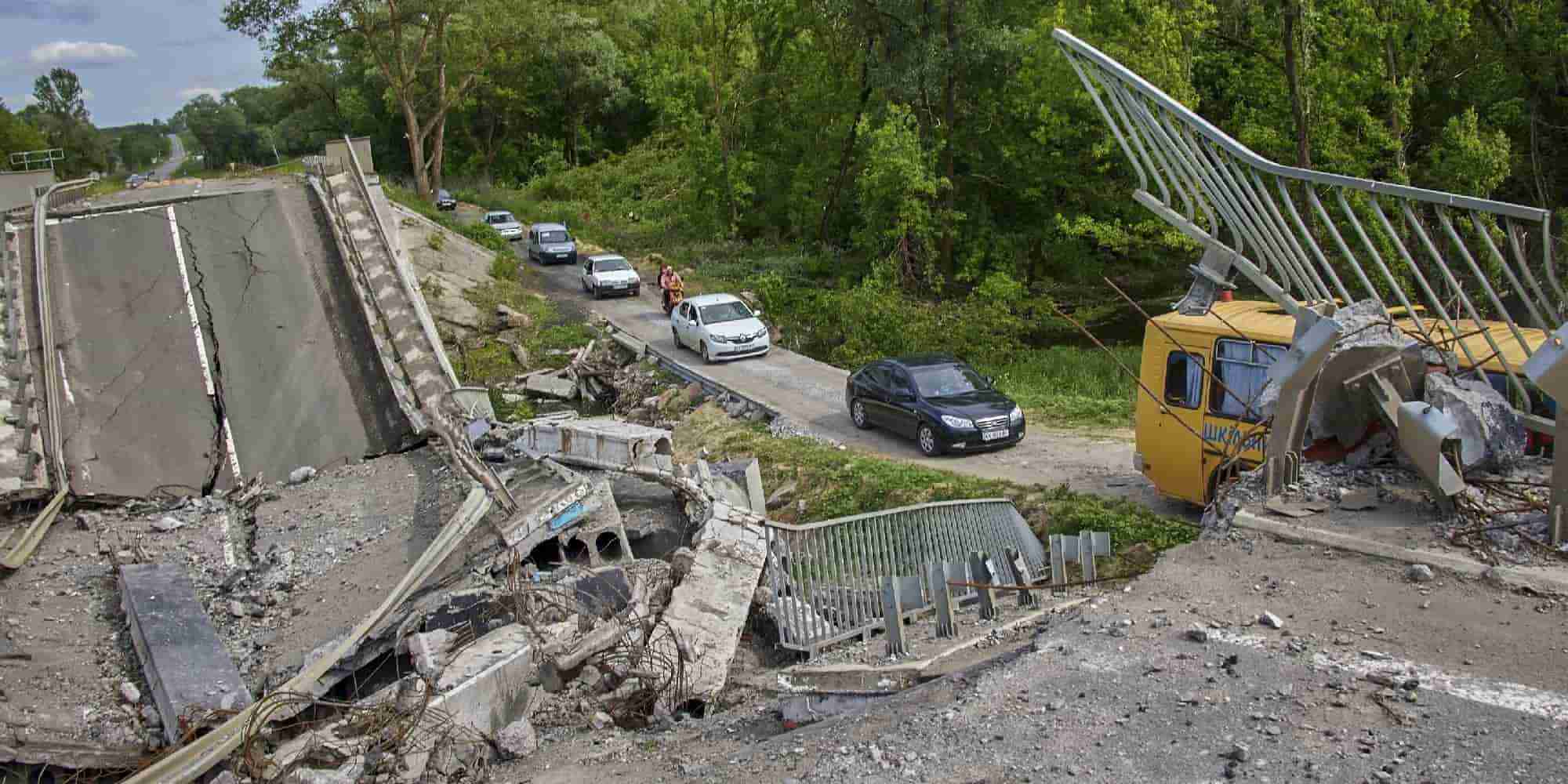 Αυτοκίνητα σε κατεστραμμένη γέφυρα στην Ουκρανία