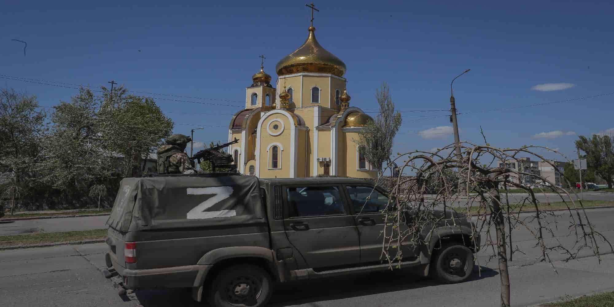 Ρώσοι στρατιώτες μπροστά από μία εκκλησία στην Ουκρανία