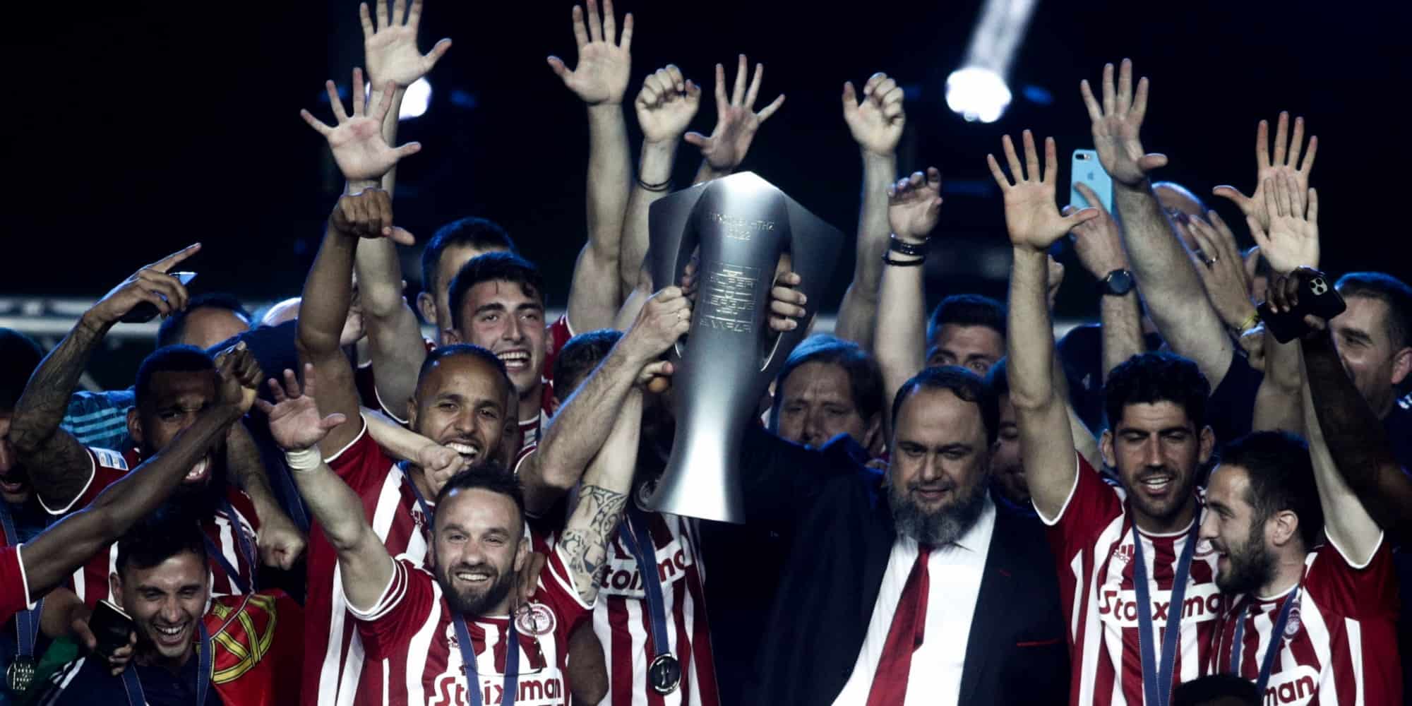 Ο Βαγγέλης Μαρινάκης σηκώνει το πρωτάθλημα με τους παίκτες του Ολυμπιακού