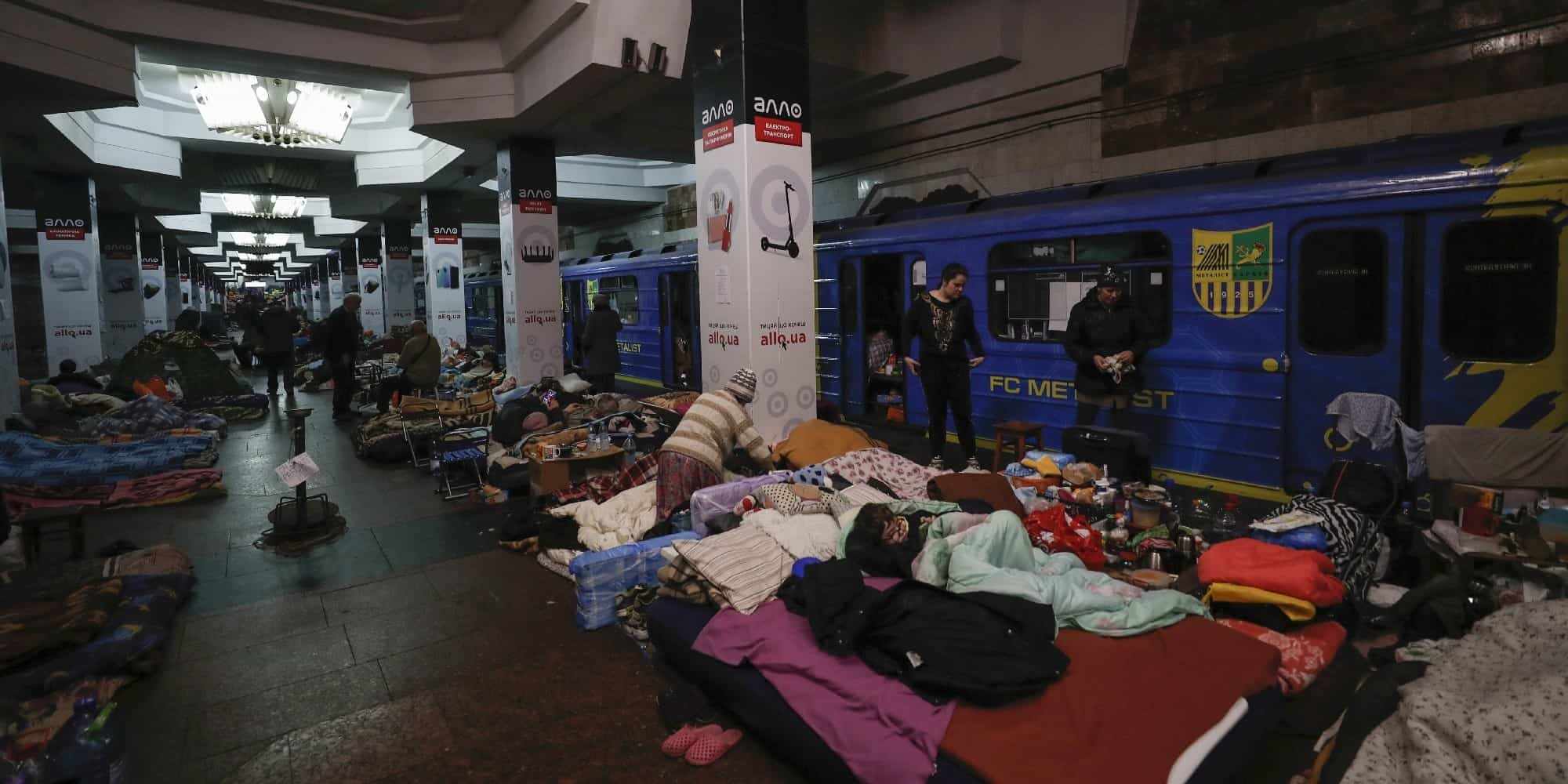 Άνθρωποι βρίσκουν καταφύγιο σε υπόγειο σταθμό του μετρό στο Χάρκοβο της Ουκρανία