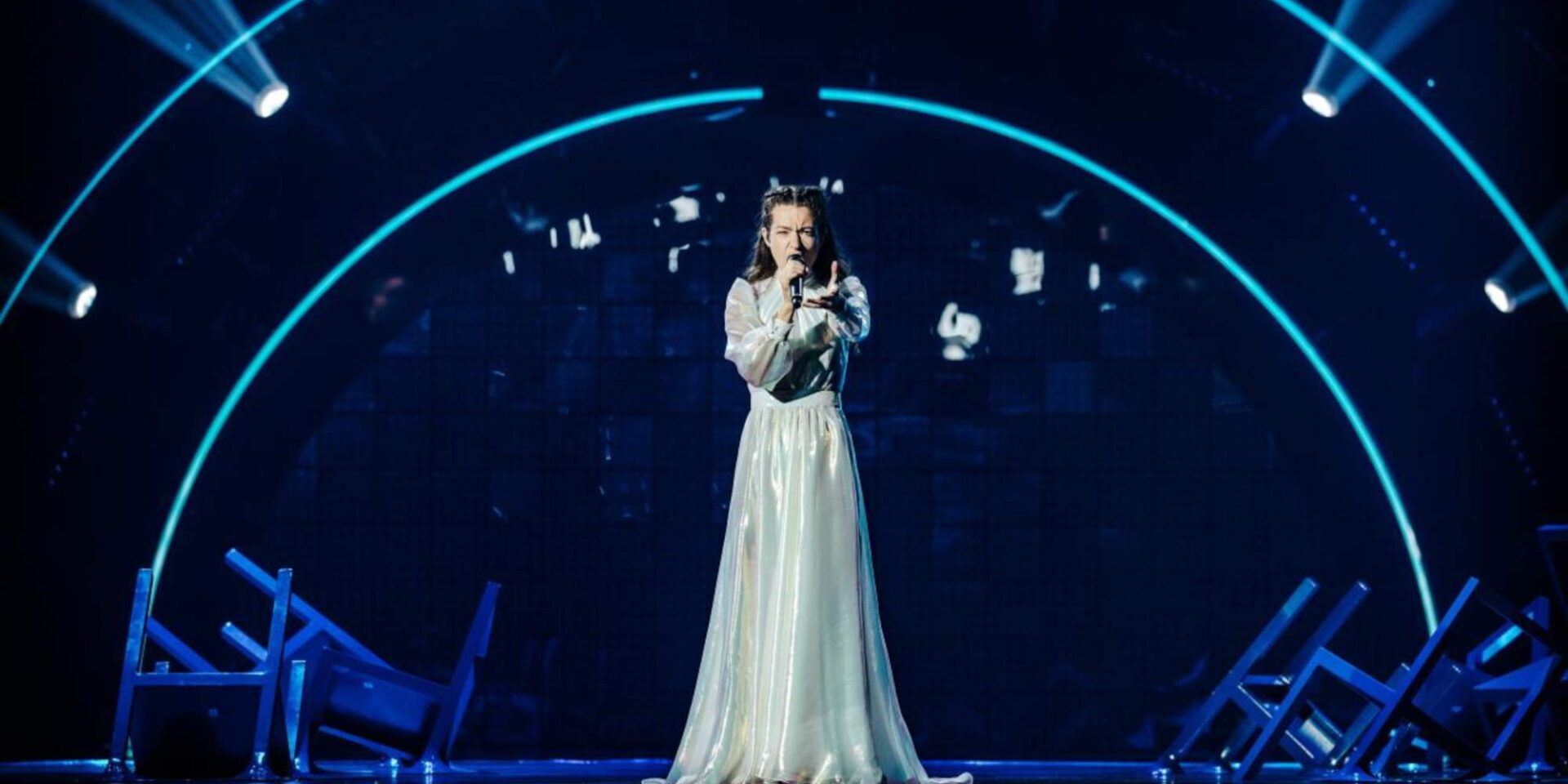 Η Αμάντα Γεωργιάδη στη σκηνή της Eurovision