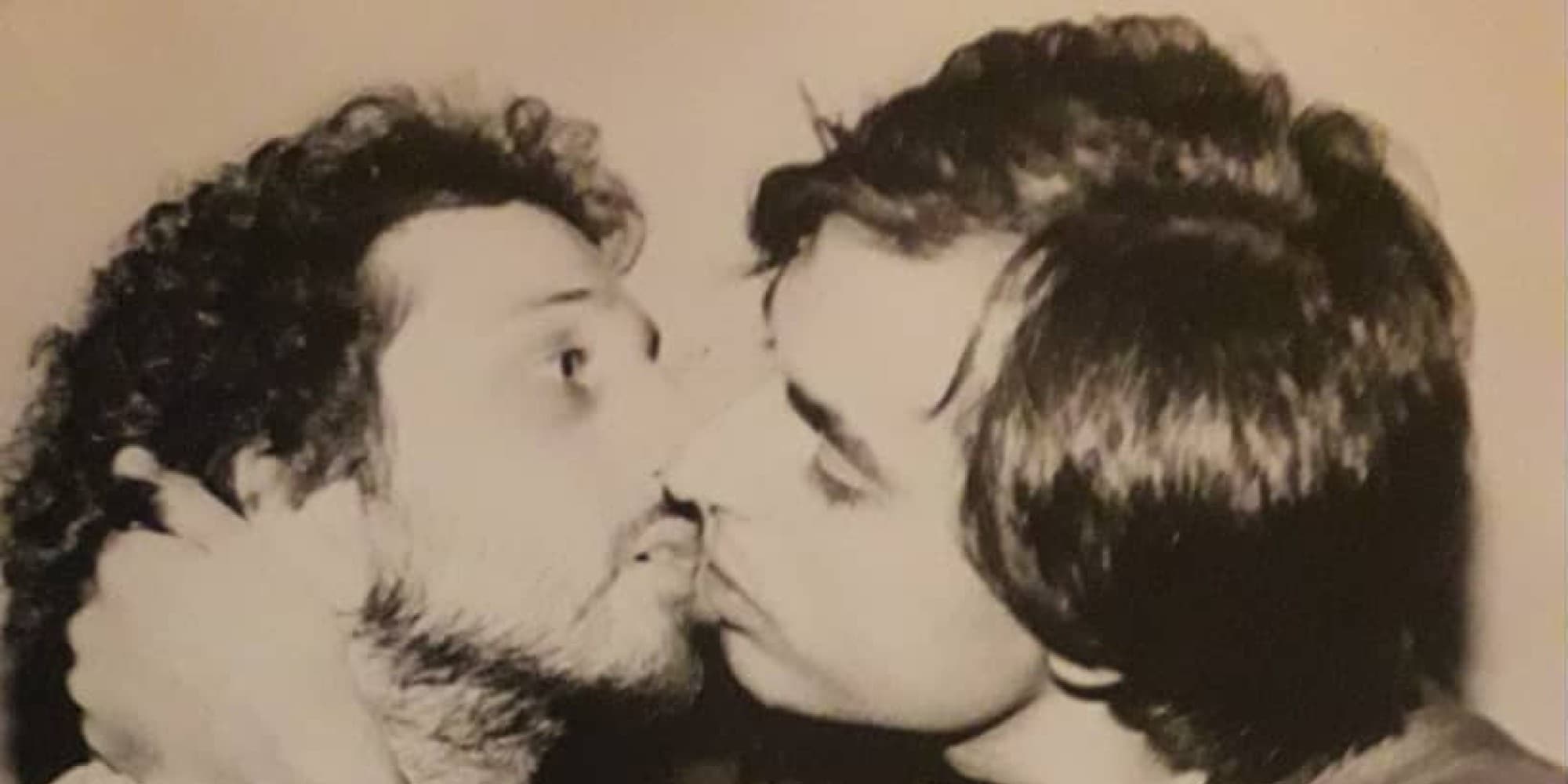 Ο Σπύρος Μπιμπίλας έδωσε ένα από τα πρώτα γκέι φιλιά στο ελληνικό θέατρο το 1981