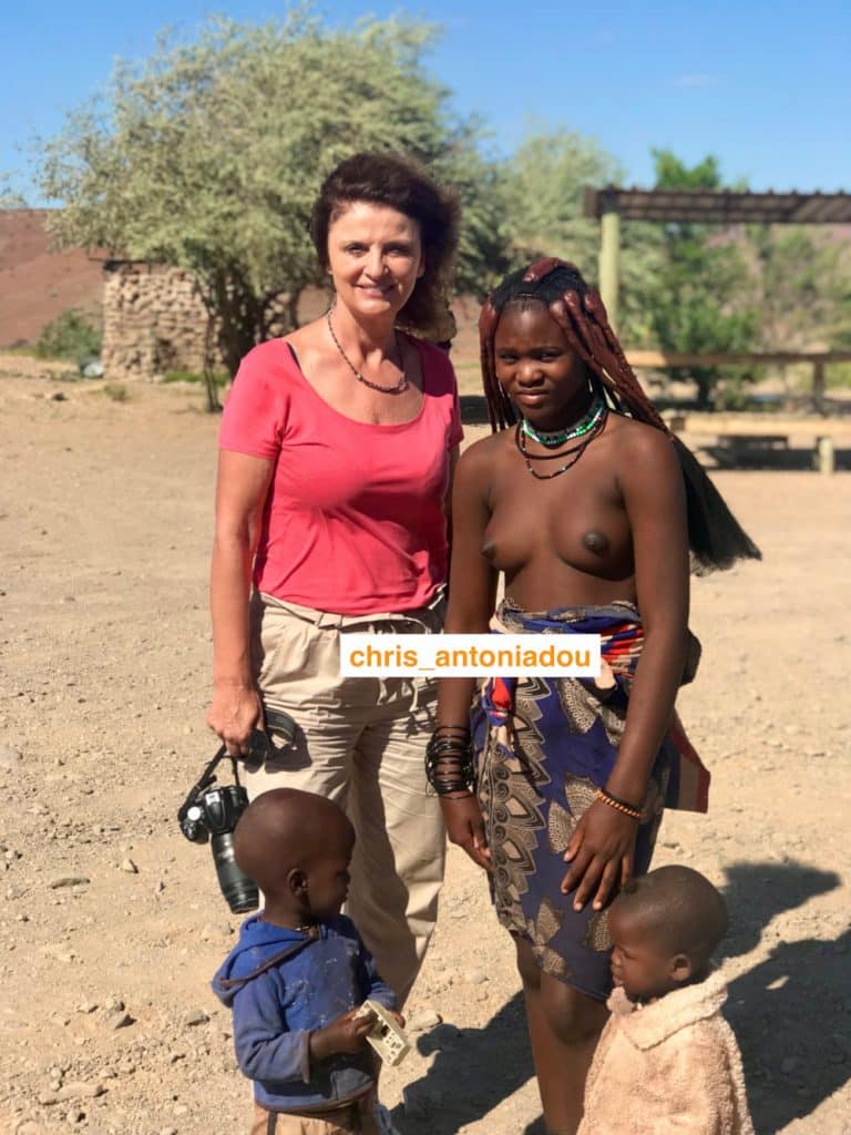 Η Χριστίνα Αντωνιάδου με μια γυναίκα Himba