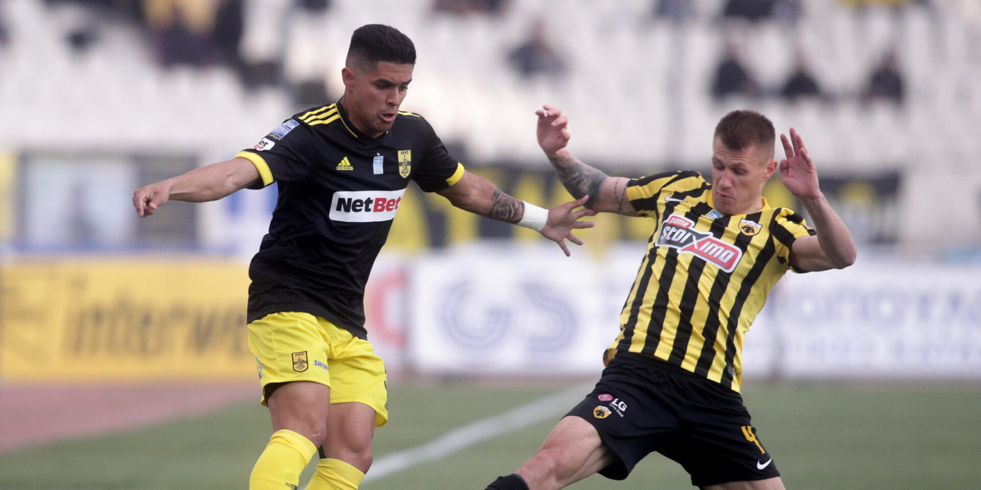 Φάση από τον αγώνα της Super League AEK-Άρης