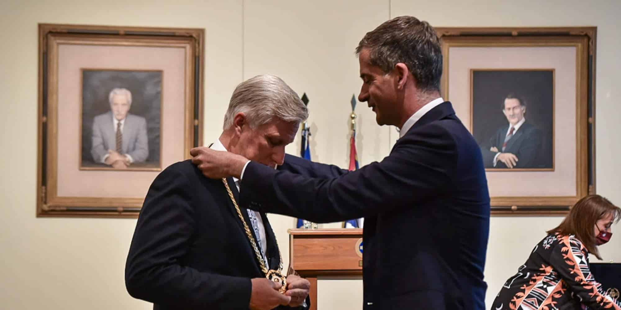 Ο Δήμαρχος Αθηναίων, Κώστας Μπακογιάννης, απονέμει το μετάλλιο της πόλης στον Βασιλιά του Βελγίου Φίλιππο