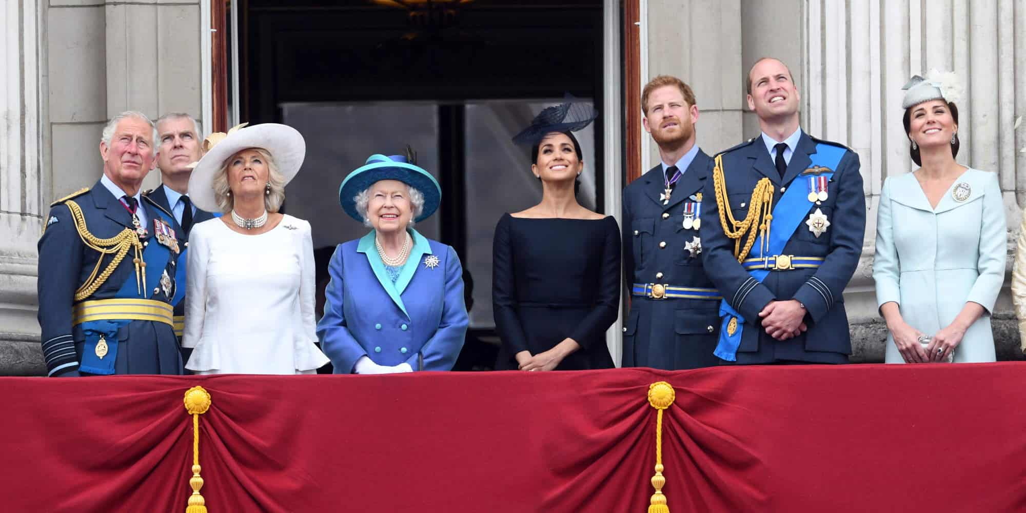 Η βασίλισσα Ελισάβετ και η βασιλική οικογένεια στο μπαλκόνι του Μπάκιγχαμ