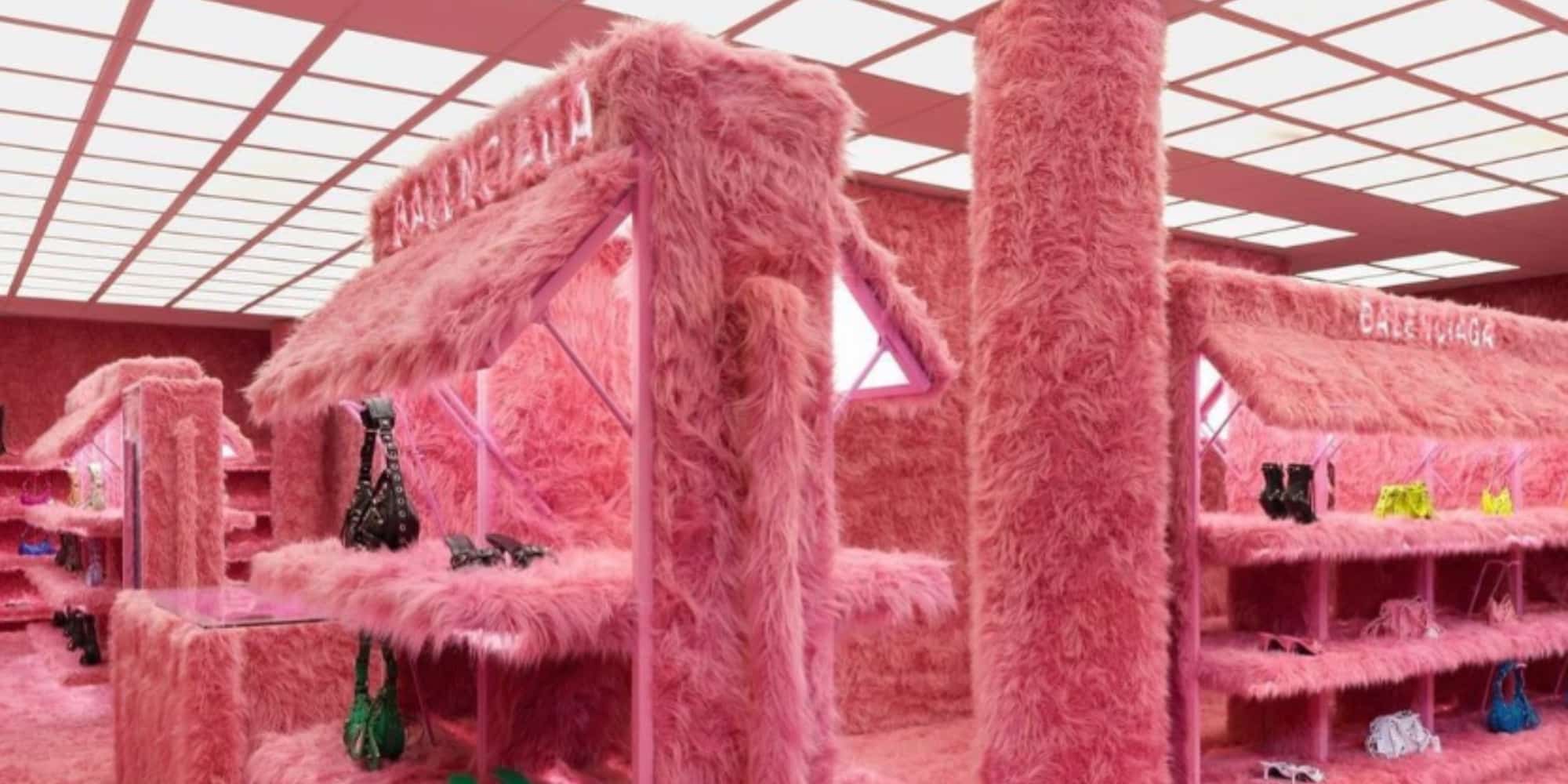 Το εσωτερικό του καταστήματος Balenciaga στο Λονδίνο, με την ροζ γούνα