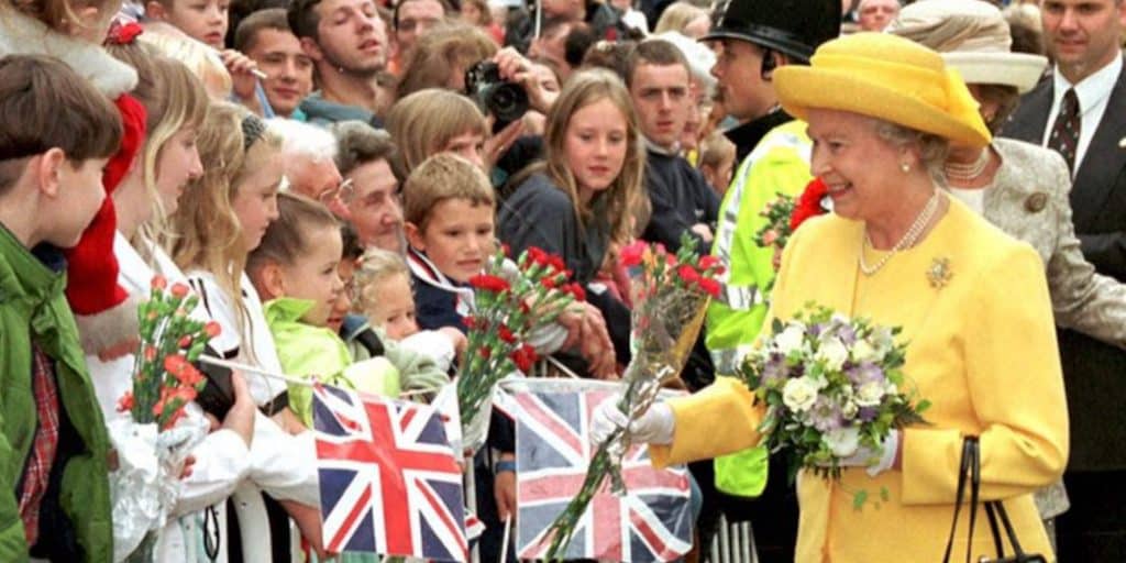Η βασίλισσα Ελισάβετ με κίτρινα σε παλιότερη περιοδεία της στην Αγγλία