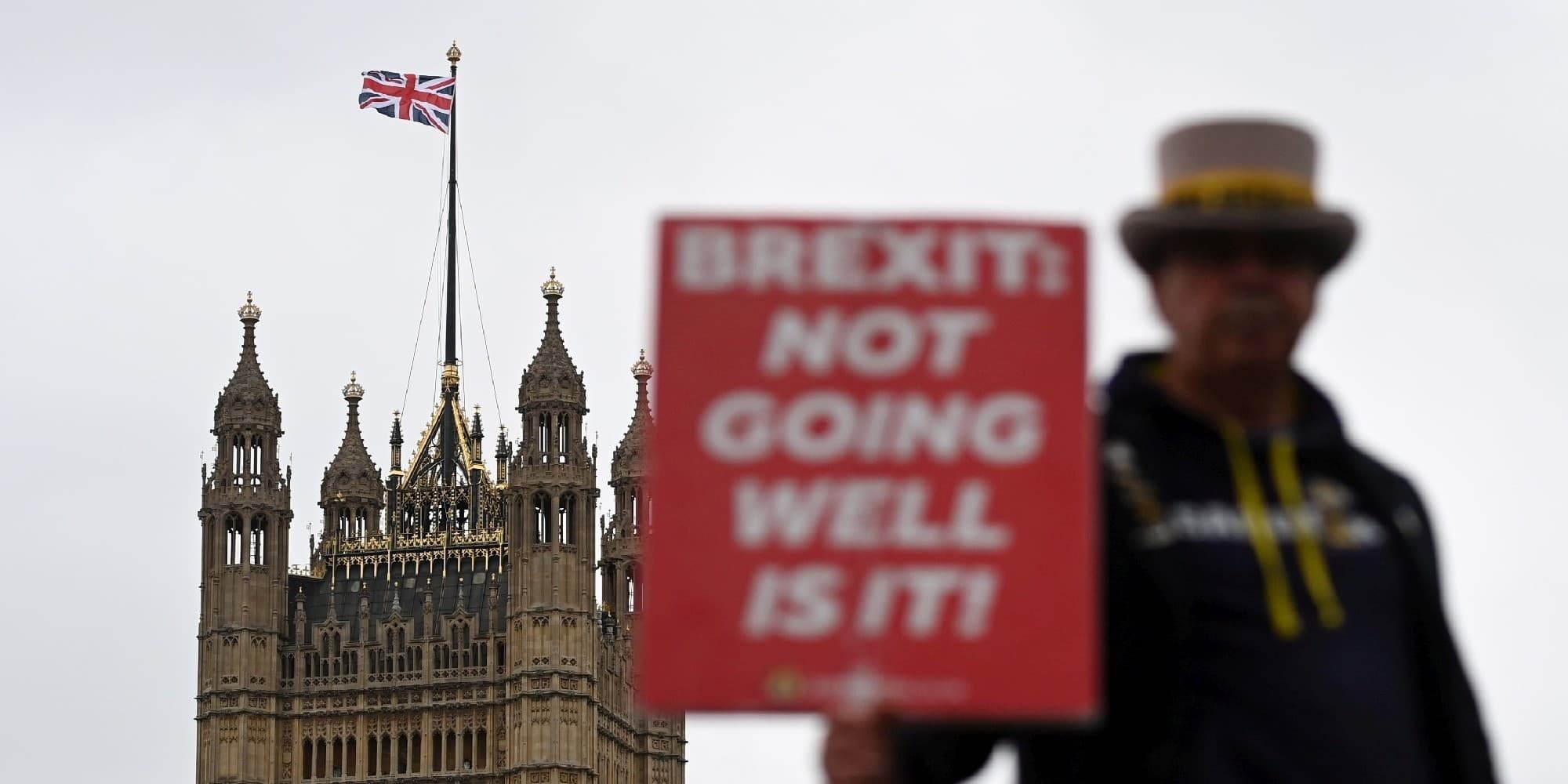 Ακτιβιστής διαμαρτύρεται κατά του Brexit έξω από το κοινοβούλιο στο Λονδίνο
