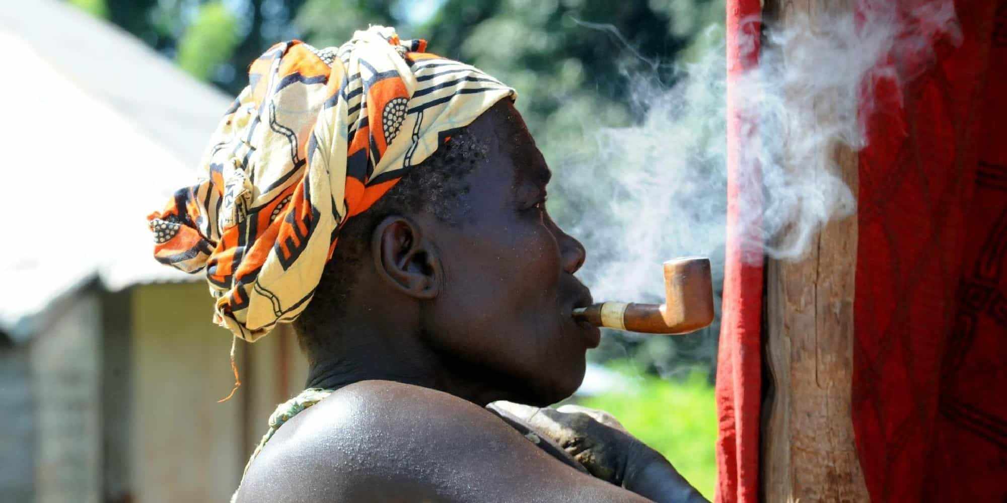 Γυναίκα στην Αφρική με πούρο στο στόμα