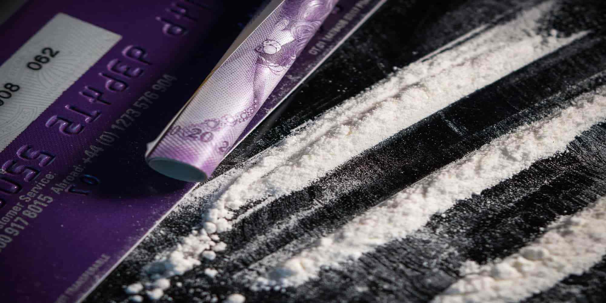 Κοκαΐνη, πιστωτική κάρτα και ρολό χαρτονομισμάτων
