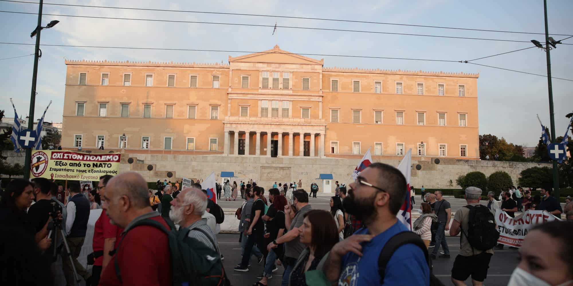 Διαμαρτυρία έξω από τη Βουλή στο κέντρο της Αθήνας