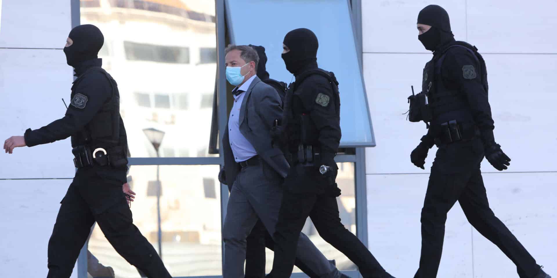 Ο κατηγορούμενος οδηγείται από αστυνομικούς στην αίθουσα όπου διεξάγεται η δίκη Λιγνάδη