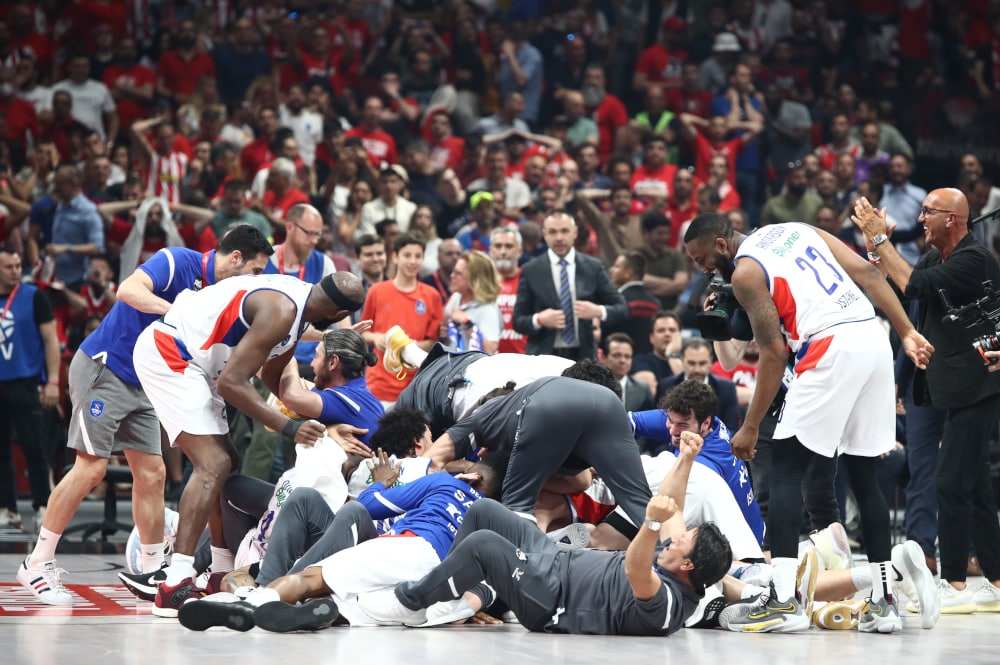 Final 4 Euroleague: Ο Ολυμπιακός έπεσε «όρθιος», ηττήθηκε (74-77) σε νεκρό χρόνο από την Εφές και έμεινε εκτός τελικού