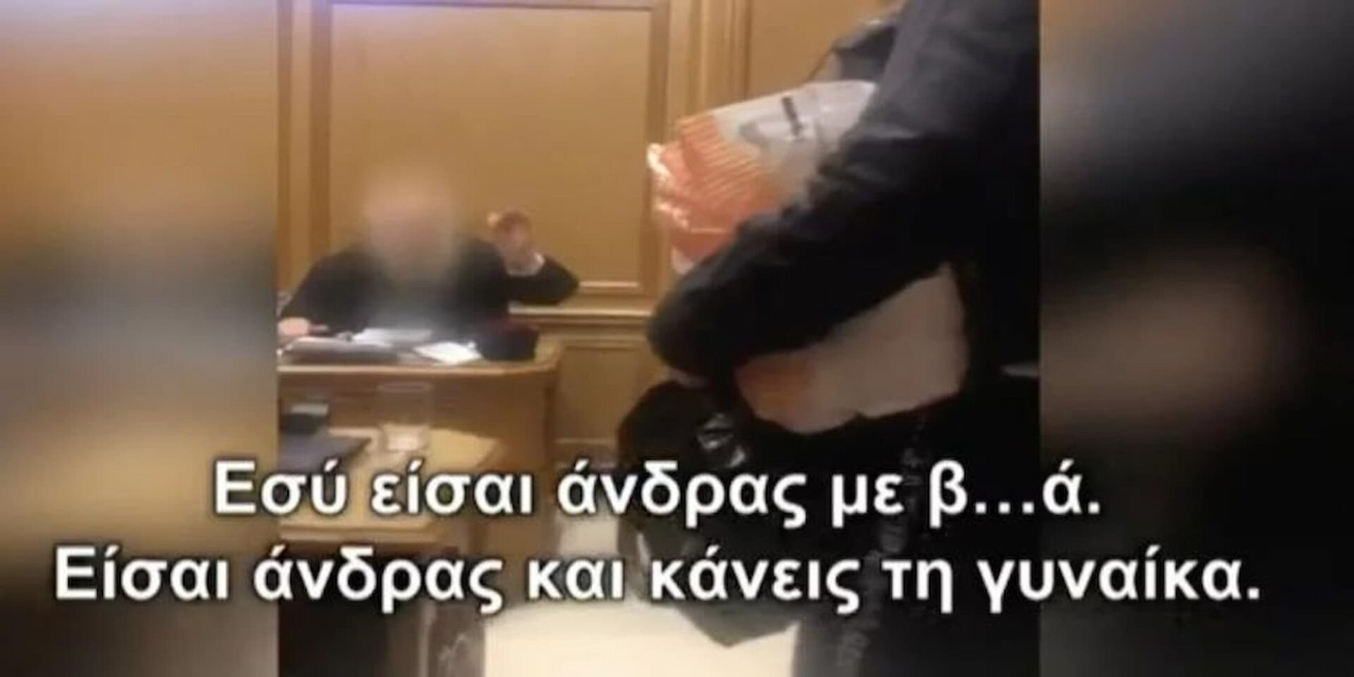 Ιερεας διώχνει τρανς γυναίκα