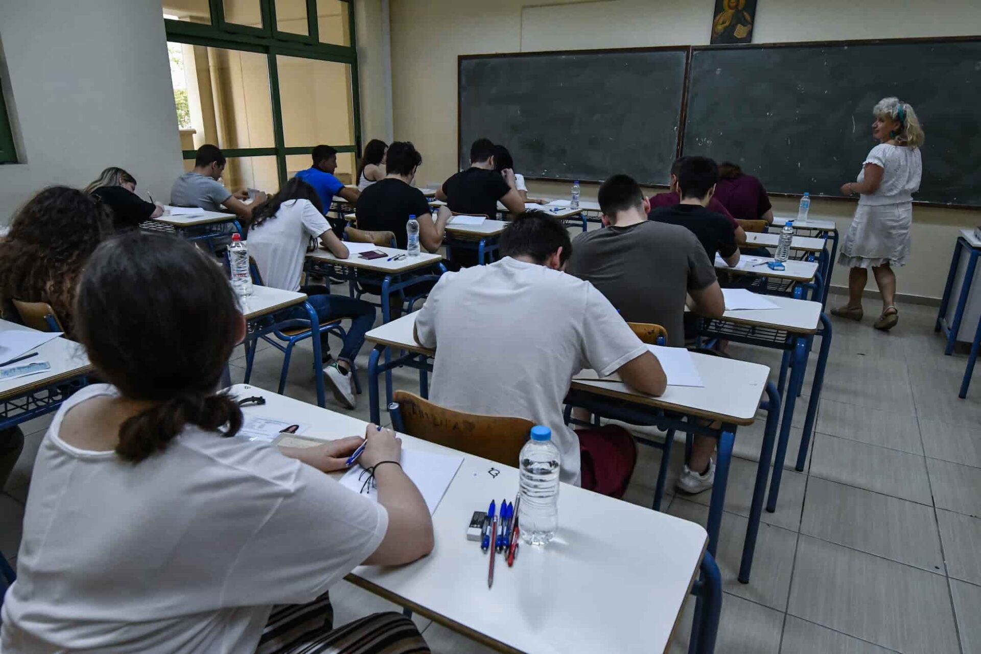 Μαθητές δίνουν εξετάσεις
