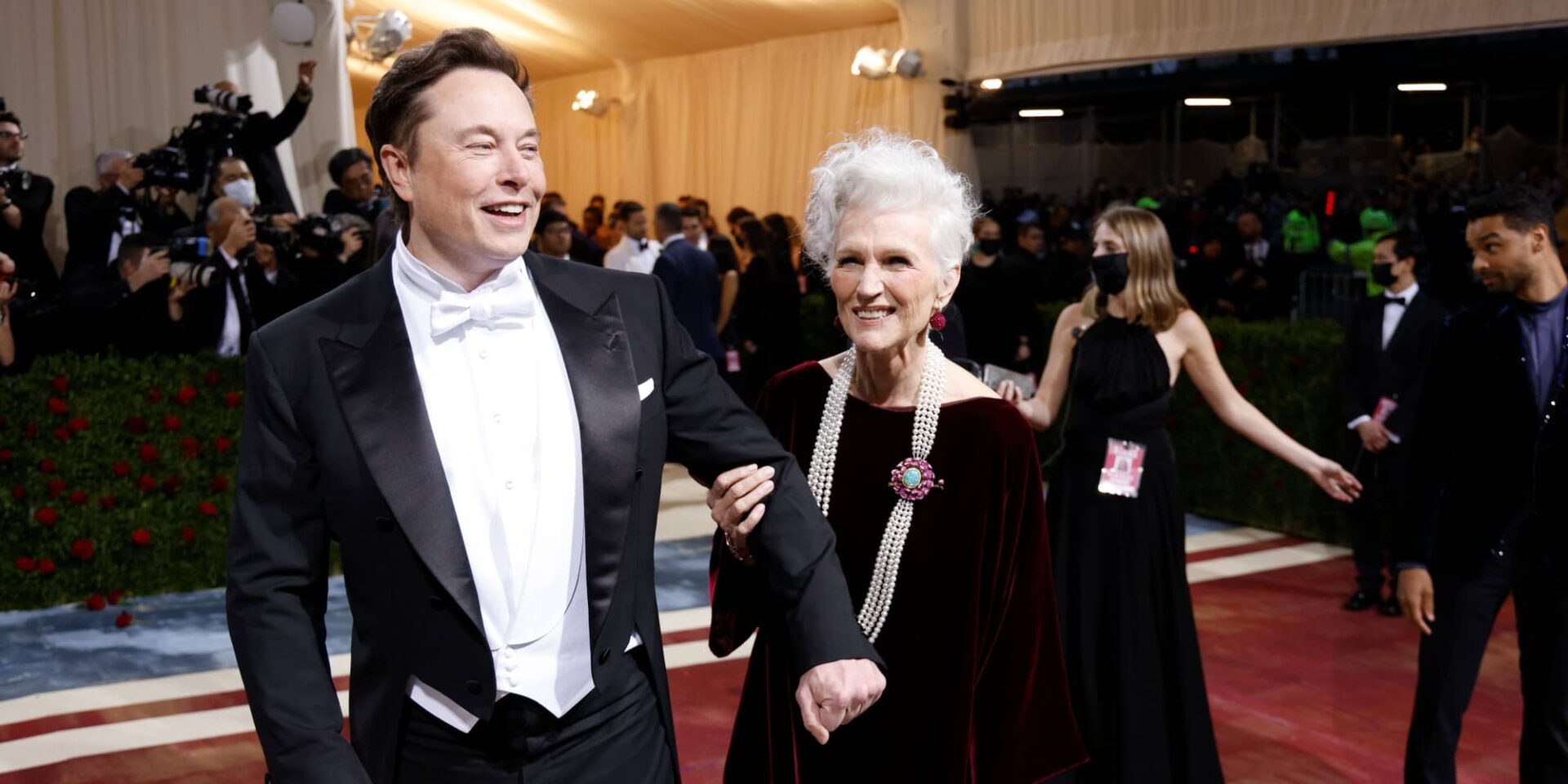 Ο Έλον Μασκ και η μητέρα του στο Met Gala
