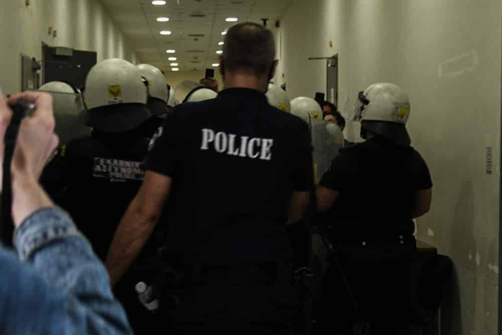 Ένταση ανάμεσα σε αστυνομικούς και αλληλέγγυους μεταξύ αυτών και της Μάγδας Φύσσα στη δίκη Κωστόπουλου
