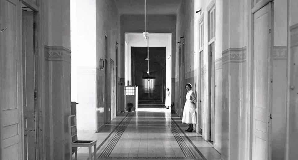 Νοσοκόμα στους διαδρόμους του νοσοκομείου Ευαγγελισμός, τον 20ό αιώνα
